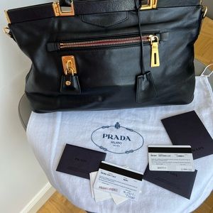 Prada Authentic. Outside is in perfect condition/Inside leather started to crack